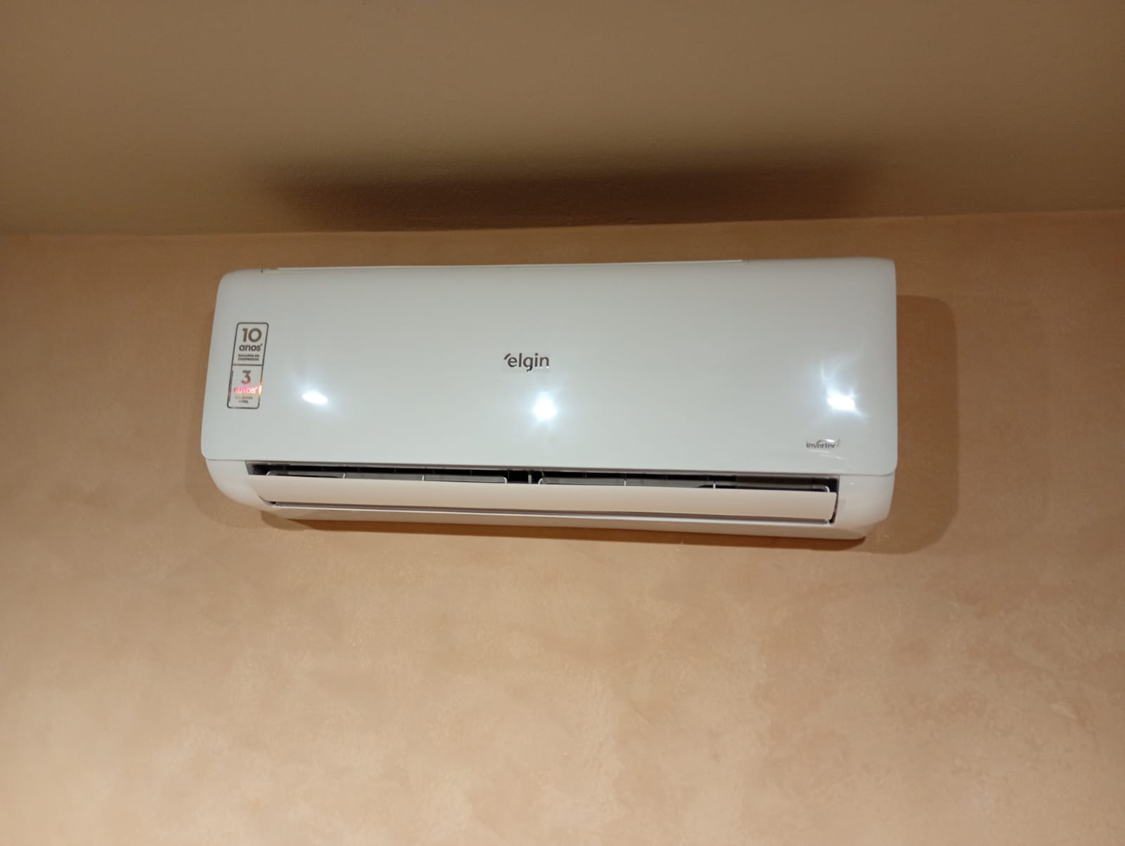 Split Elgin Inverter instalado em parede - vista frontal