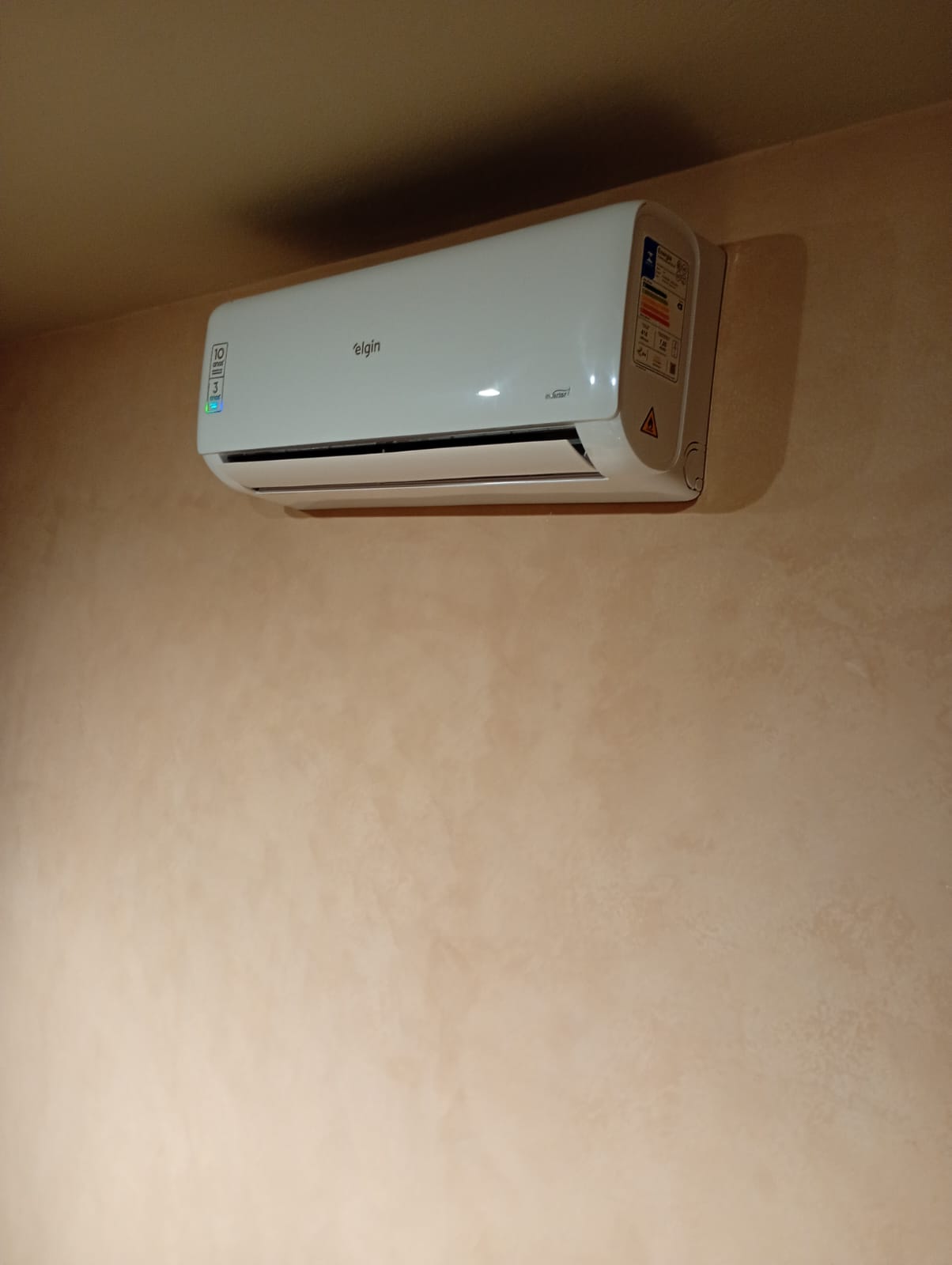 Split Elgin Inverter instalado próximo ao teto - vista lateral