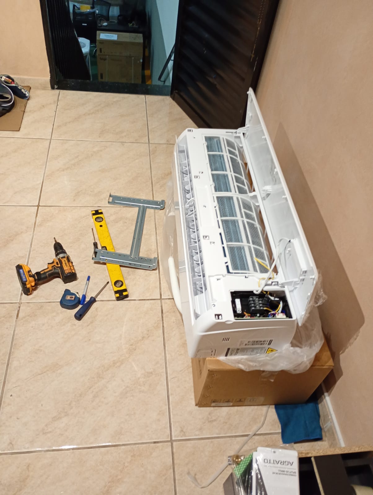 Instalação de split em andamento com suporte e ferramentas