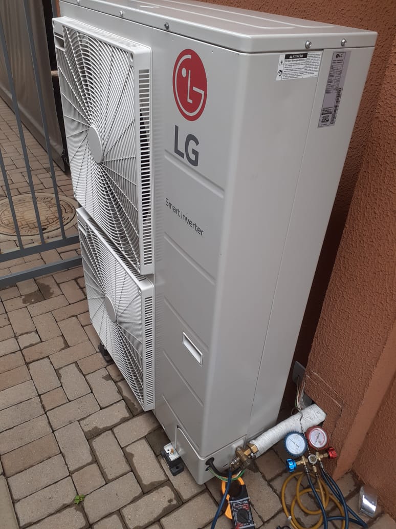 Condensadora LG Smart Inverter instalada em residência