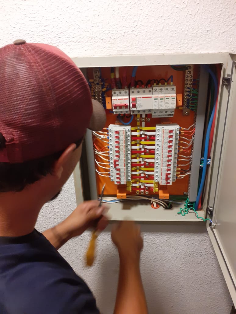 Instalação elétrica em quadro de comando para ar-condicionado