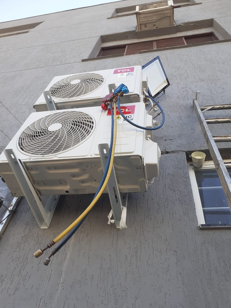 Instalação de splits TCL com suporte em fachada